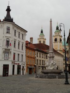 Ljubljanas Altstadt Mestni trg mit Brunnen